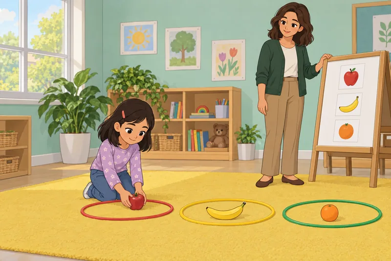cuestionario sobre frutas: niño estudia una manzana.