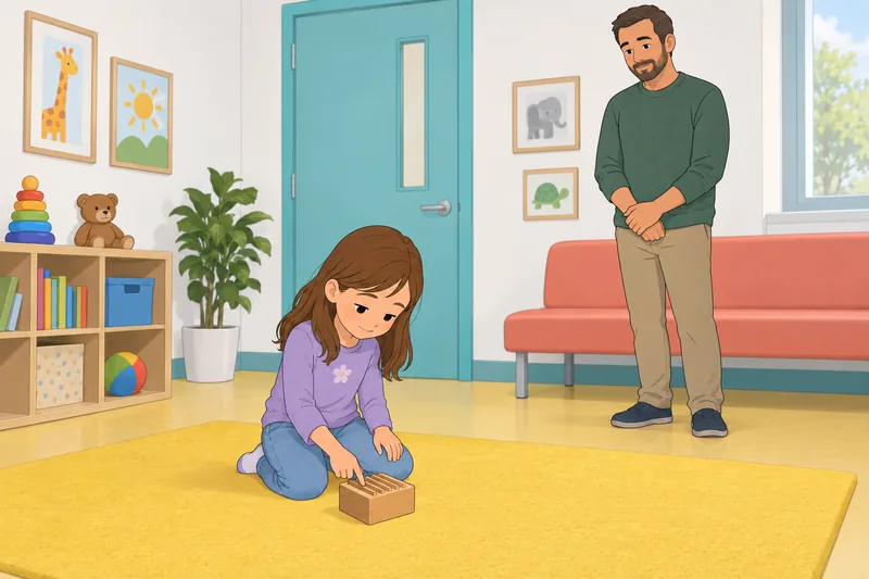 Quiz de niño lee cerca de la puerta.