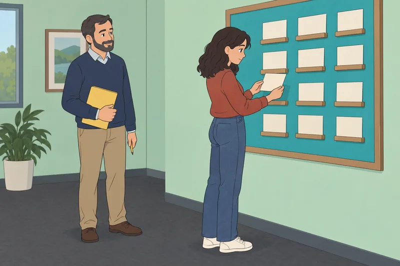 cuestionario sobre Indeed: una persona ordena un currículum.