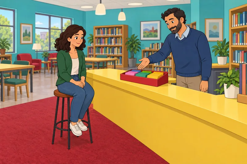 juego de ruleta junto a tarjetas coloridas.