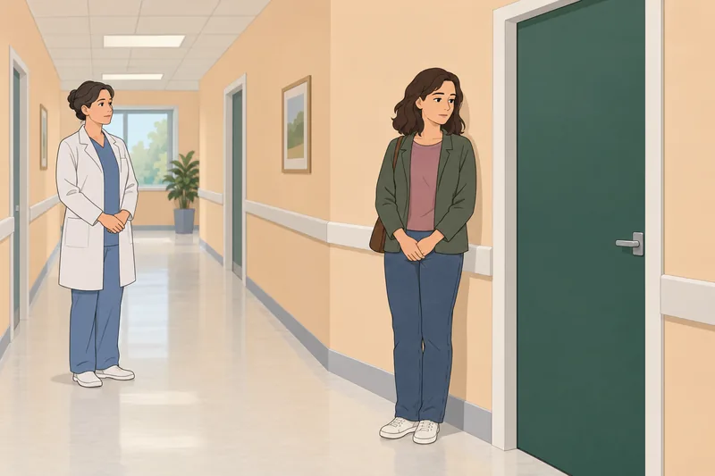 autoevaluación de rasgos: adultos esperan ante una puerta.