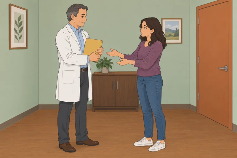 escala de confianza: el médico entrega una carpeta.