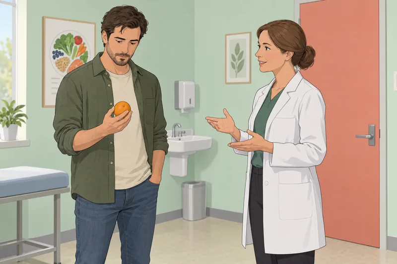 cuestionario sobre vitaminas: dietista observa una naranja.